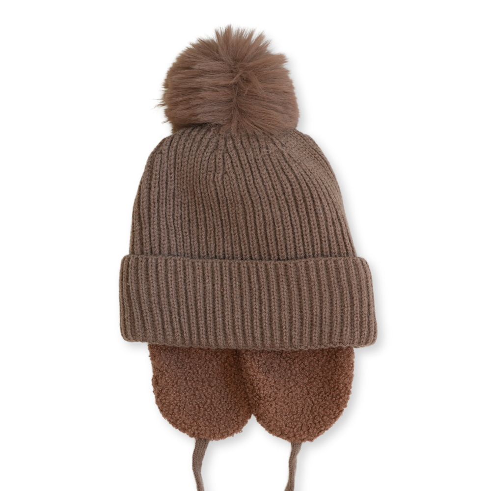 Bonnet marron avec cache oreilles et pompom
