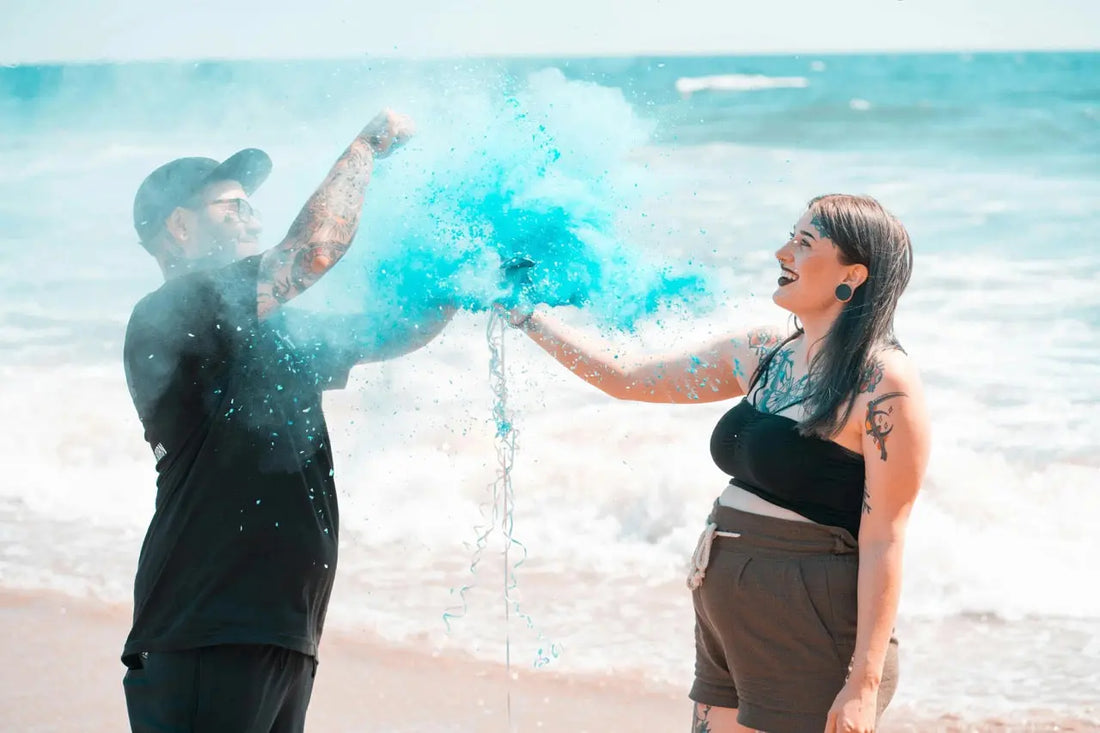 Gender reveal d'un garçon avec une fumée bleu sur la plage 